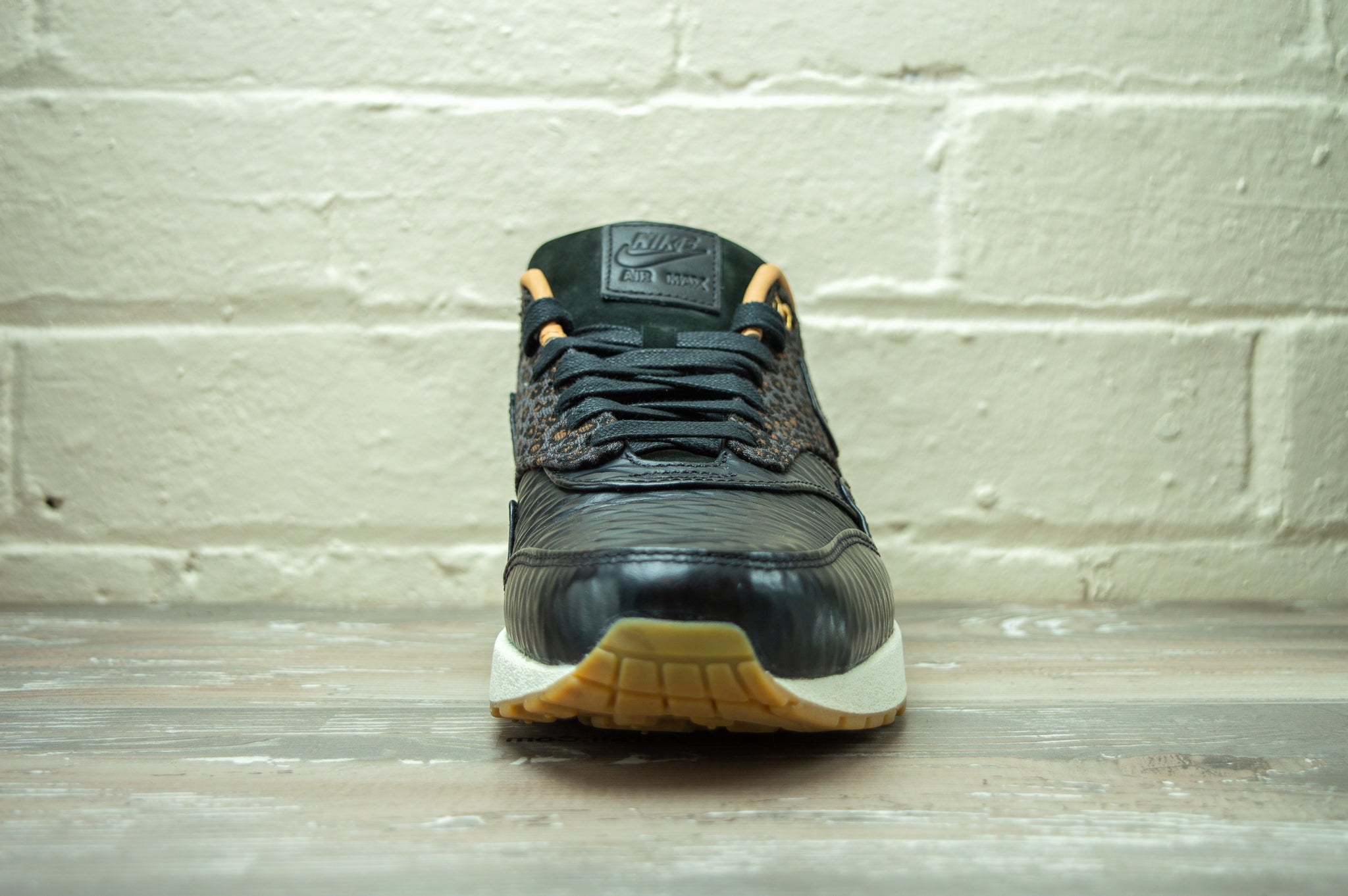 Nike air max outlet black and gold leopard